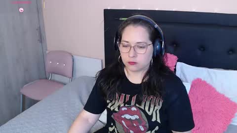 Snapshot of may_bloom chatting on September 9, 1:16 am May online show from September 9, 1:16 am