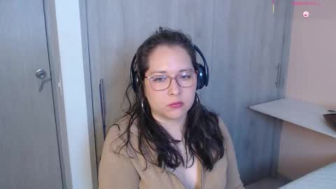 Snapshot of may_bloom chatting on October 4, 2:09 am May online show from October 4, 2:09 am