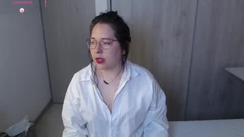 Snapshot of may_bloom chatting on October 5, 2:32 am May online show from October 5, 2:32 am