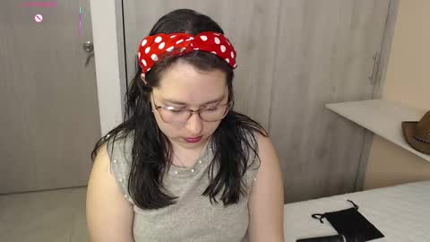 Snapshot of may_bloom chatting on October 9, 9:35 pm May online show from October 9, 9:35 pm