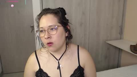 Snapshot of may_bloom chatting on October 10, 11:26 pm May online show from October 10, 11:26 pm