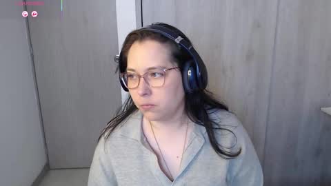 Snapshot of may_bloom chatting on October 18, 8:20 pm May online show from October 18, 8:20 pm