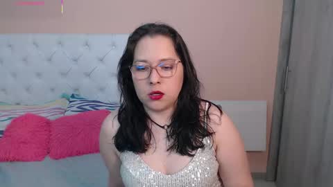 Snapshot of may_bloom chatting on December 1, 3:11 am May online show from December 1, 3:11 am