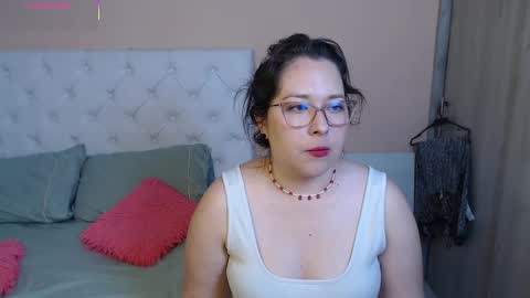 Snapshot of may_bloom chatting on December 2, 3:56 am May online show from December 2, 3:56 am