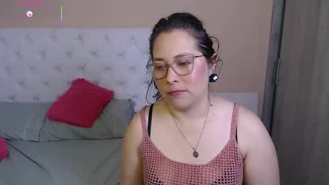 Snapshot of may_bloom chatting on December 4, 3:05 am May online show from December 4, 3:05 am