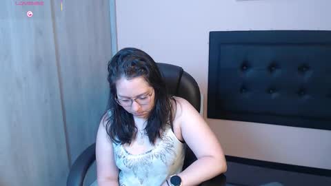 Snapshot of may_bloom chatting on December 23, 2:20 am May online show from December 23, 2:20 am