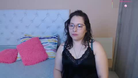 Snapshot of may_bloom chatting on January 5, 8:34 pm May online show from January 5, 8:34 pm