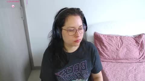 Snapshot of may_bloom chatting on March 26, 2:22 pm May online show from March 26, 2:22 pm