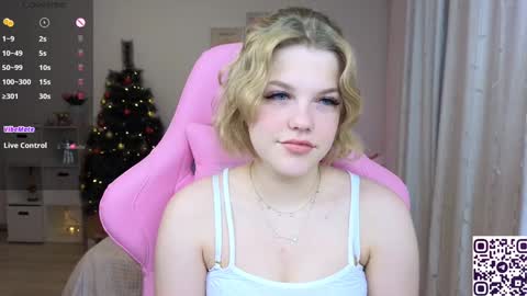 Snapshot of maya_blonde18 chatting on December 24, 3:27 am Maya online show from December 24, 3:27 am