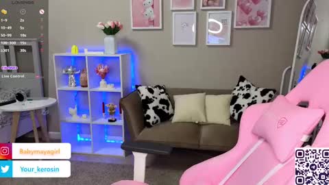 Snapshot of maya_blonde18 chatting on February 21, 3:45 am Maya online show from February 21, 3:45 am