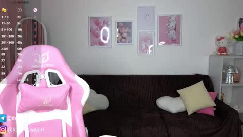 Snapshot of maya_blonde18 chatting on October 19, 3:51 am Maya online show from October 19, 3:51 am