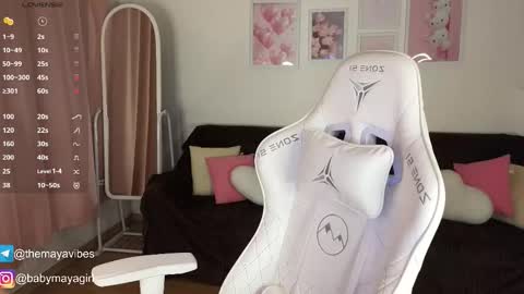 Snapshot of maya_blonde18 chatting on November 11, 3:39 am Maya online show from November 11, 3:39 am