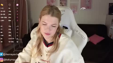 Snapshot of maya_blonde18 chatting on November 17, 4:07 am Maya online show from November 17, 4:07 am