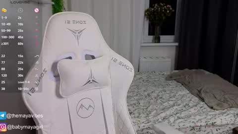 Snapshot of maya_blonde18 chatting on November 26, 3:51 am Maya online show from November 26, 3:51 am