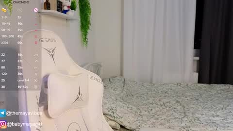 Snapshot of maya_blonde18 chatting on December 3, 3:47 am Maya online show from December 3, 3:47 am