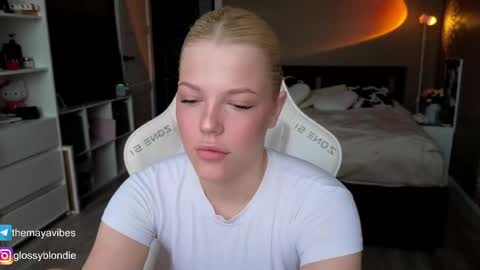 Snapshot of maya_blonde18 chatting on April 27, 3:26 am Maya online show from April 27, 3:26 am