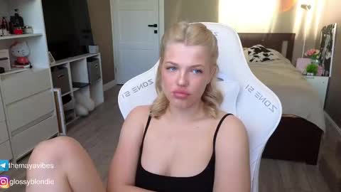 Snapshot of maya_blonde18 chatting on May 2, 3:33 am Maya online show from May 2, 3:33 am
