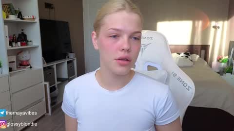 Snapshot of maya_blonde18 chatting on May 3, 3:34 am Maya online show from May 3, 3:34 am