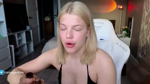 Snapshot of maya_blonde18 chatting on May 6, 3:13 am Maya online show from May 6, 3:13 am