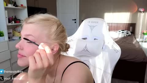 Snapshot of maya_blonde18 chatting on May 9, 3:34 am Maya online show from May 9, 3:34 am