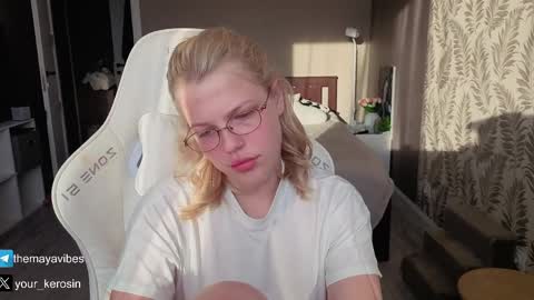 Snapshot of maya_blonde18 chatting on May 20, 3:13 am Maya online show from May 20, 3:13 am