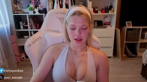 Snapshot of maya_blonde18 chatting on May 23, 3:12 am Maya online show from May 23, 3:12 am