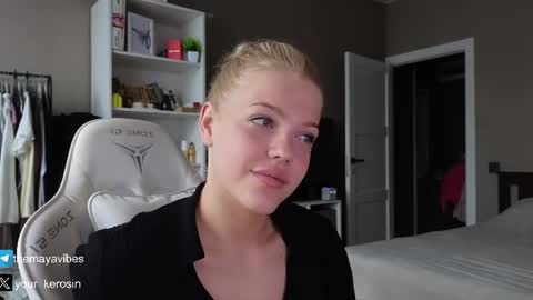 Snapshot of maya_blonde18 chatting on June 29, 3:46 am Maya online show from June 29, 3:46 am