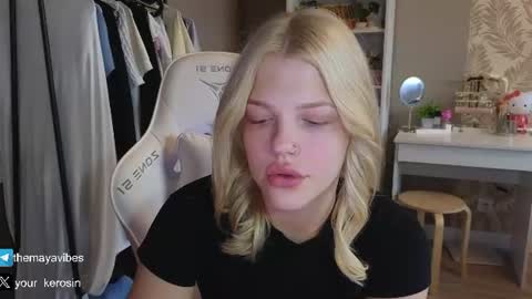 Snapshot of maya_blonde18 chatting on July 6, 4:09 am Maya online show from July 6, 4:09 am