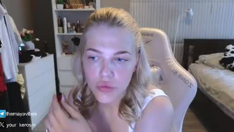 Snapshot of maya_blonde18 chatting on July 21, 3:53 am Maya online show from July 21, 3:53 am