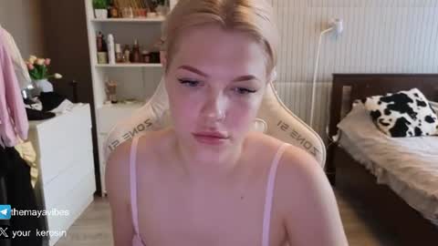 Snapshot of maya_blonde18 chatting on July 23, 4:21 am Maya online show from July 23, 4:21 am