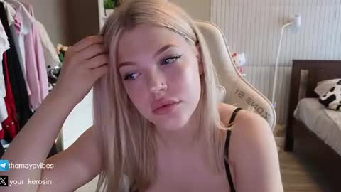 Snapshot of maya_blonde18 chatting on July 24, 3:59 am Maya online show from July 24, 3:59 am