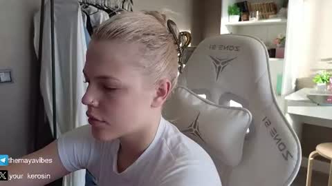 Snapshot of maya_blonde18 chatting on July 26, 3:25 am Maya online show from July 26, 3:25 am