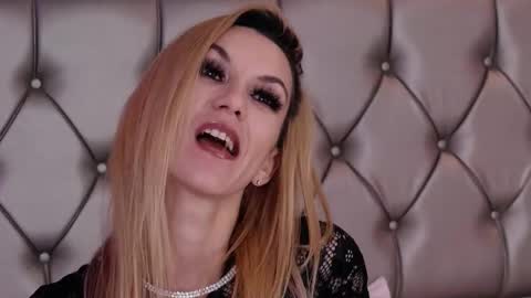 Maya online show from December 4, 12:14 pm