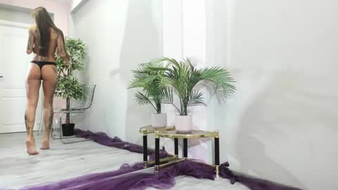 Snapshot of mayahellen chatting on December 14, 5:35 am Maya online show from December 14, 5:35 am