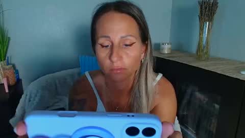 Snapshot of mayamercixoxo chatting on February 19, 5:09 pm MayaMerci online show from February 19, 5:09 pm