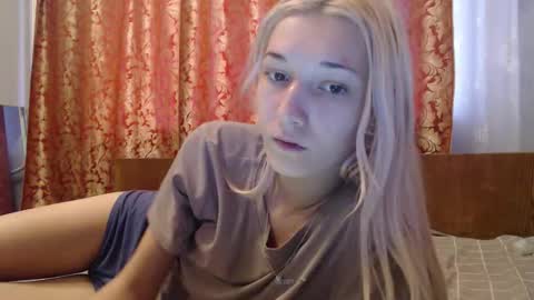 Snapshot of maybe_doll chatting on November 15, 10:34 am maybe_doll online show from November 15, 10:34 am