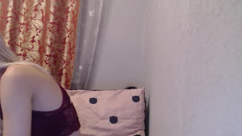 Snapshot of maybe_doll chatting on November 27, 9:50 pm maybe_doll online show from November 27, 9:50 pm