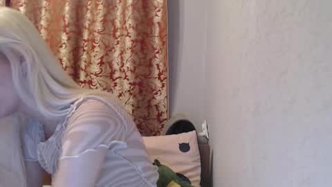 Snapshot of maybe_doll chatting on November 30, 6:45 pm maybe_doll online show from November 30, 6:45 pm