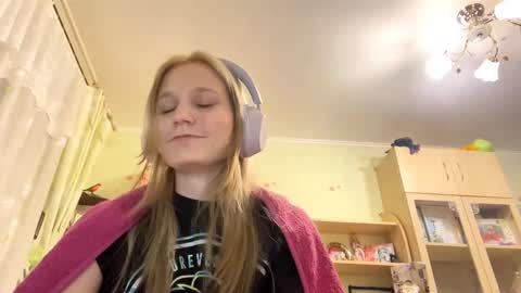 Snapshot of maybelleensminger chatting on September 25, 4:21 pm Lola online show from September 25, 4:21 pm