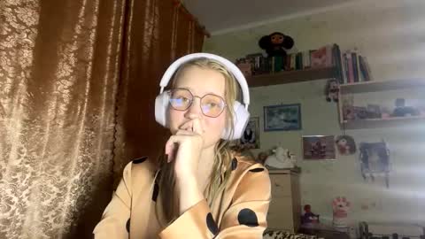 Snapshot of maybelleensminger chatting on October 2, 7:21 pm Lola online show from October 2, 7:21 pm