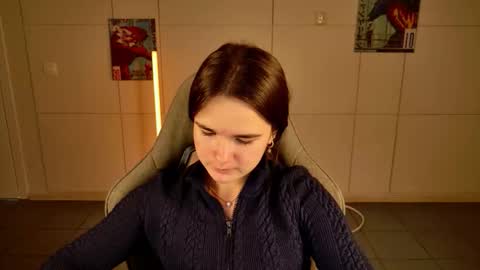 maybloom_ online show from November 25, 12:05 pm