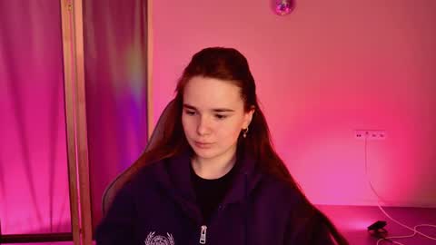 maybloom_ online show from April 21, 10:10 am