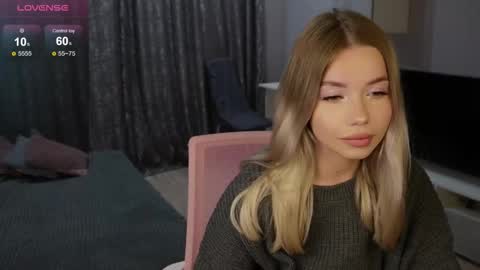 Snapshot of maymallorie chatting on November 1, 11:29 pm may online show from November 1, 11:29 pm
