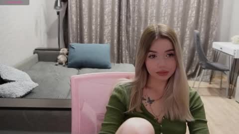 Snapshot of maymallorie chatting on November 18, 11:37 pm may online show from November 18, 11:37 pm