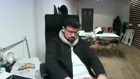 Snapshot of maythe4bwu chatting on February 6, 10:02 pm maythe4bwu online show from February 6, 10:02 pm