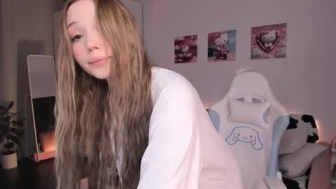 Snapshot of mayya_cuute chatting on February 10, 3:35 am  Mila  online show from February 10, 3:35 am