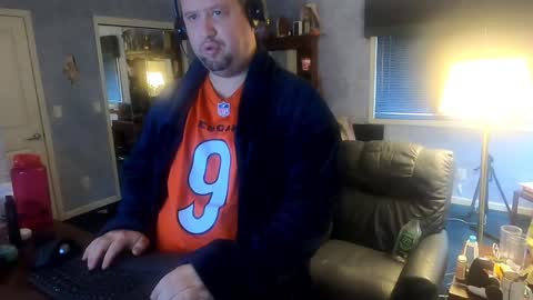 Snapshot of mckhero chatting on December 17, 5:04 pm Sean online show from December 17, 5:04 pm