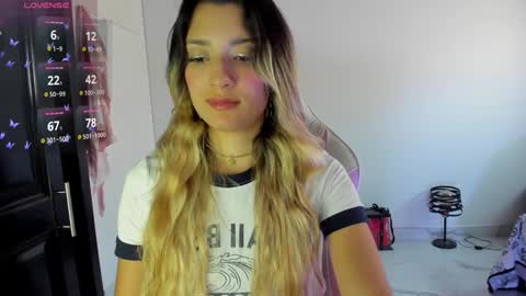 Snapshot of meduza_sexy_caramel chatting on January 22, 4:02 pm Baio online show from January 22, 4:02 pm