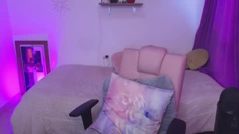                 Laura                 online show from September 22, 10:01 pm