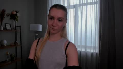 Snapshot of meganhenns chatting on April 19, 12:04 pm Elly online show from April 19, 12:04 pm